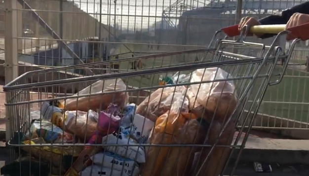 В Вичуге девушка провезла мимо кассы тележку с продуктами